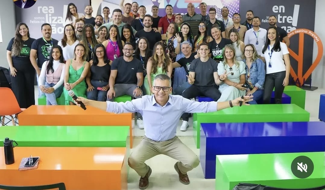 Participantes durante um treinamento comercial